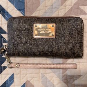 Michael Kors Jet Set Wristlet